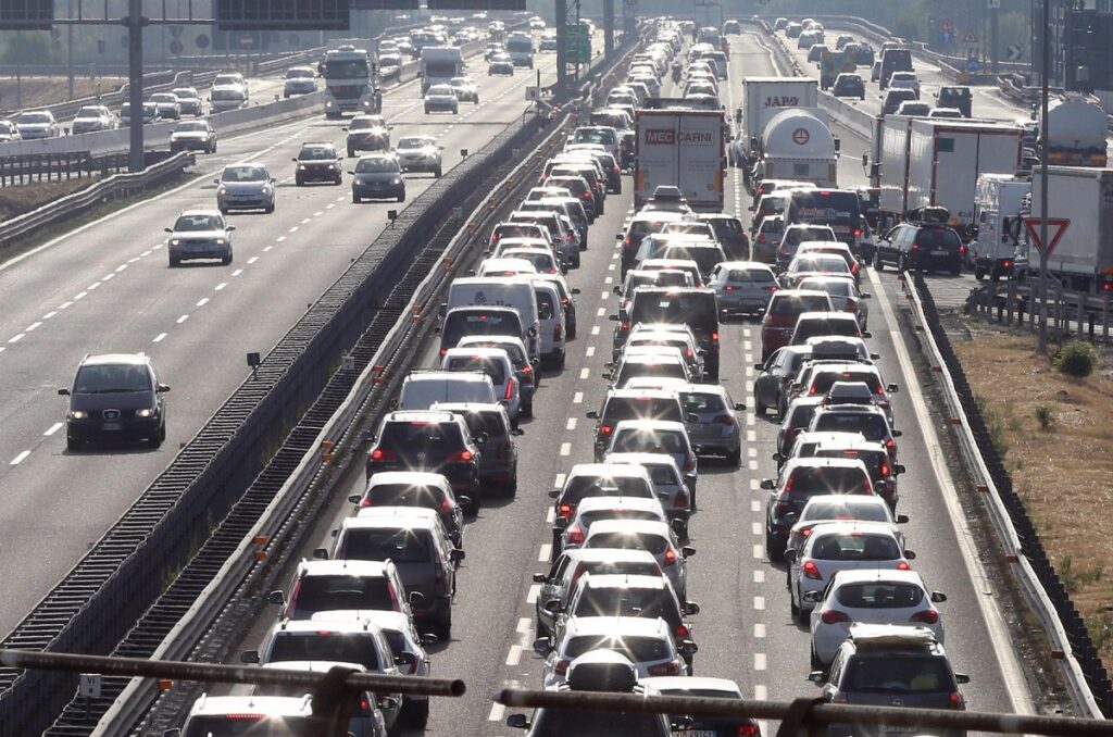 Il traffico e' stato intenso sulla rete di Autostrade per l'Italia sin dalle ore del mattino in questo fine settimana da bollino rosso, 18 agosto 2012. Uno dei punti piu' a rischio congestine della A/14: lo snodo di Bologna tra l'autostrada A14 e la A1. ANSA