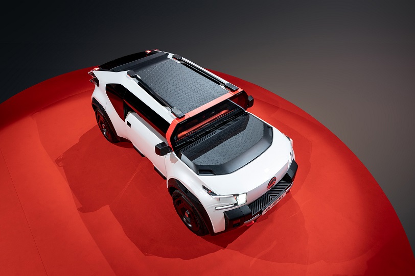 The concept car oli [all-ë] – the Citroën and BASF co-creation impresses with its high functionality, which even allows users to stand on the hood and roof.