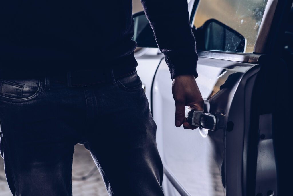 Car thief opCatania, sgominata maxi banda di furti d’auto su commissioneening stolen car doors. Car thief, car theft