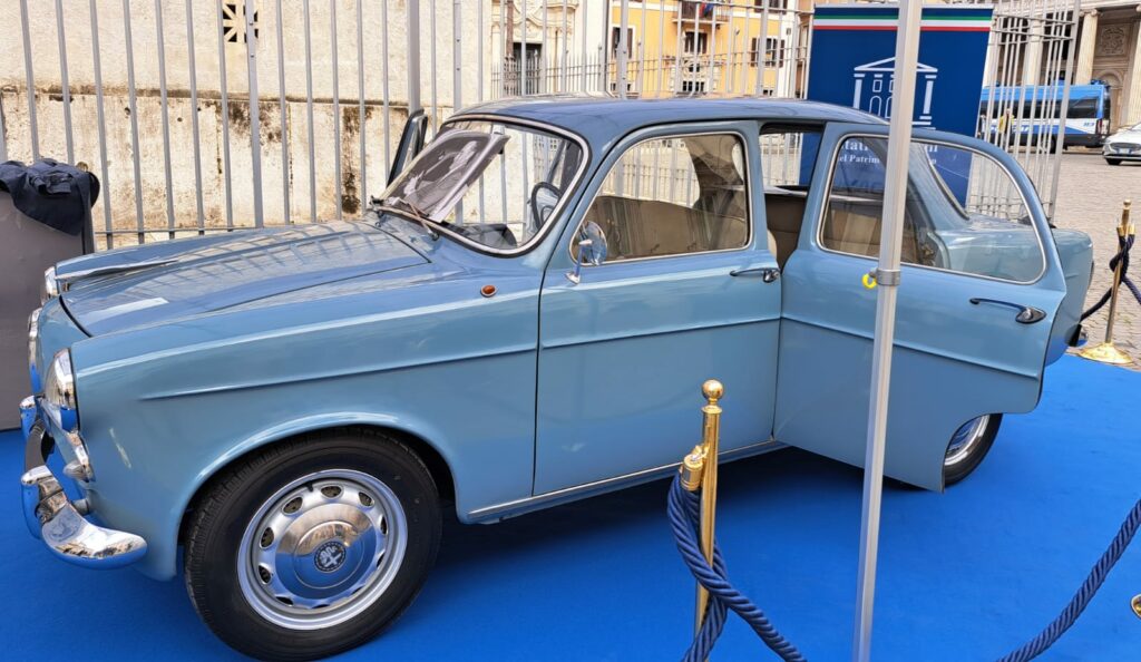 Piano Mattei: la Giulietta azzurra del fondatore dell'Eni esposta davanti palazzo Chigi