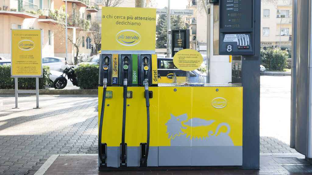 discesa prezzi carburanti RcAuto