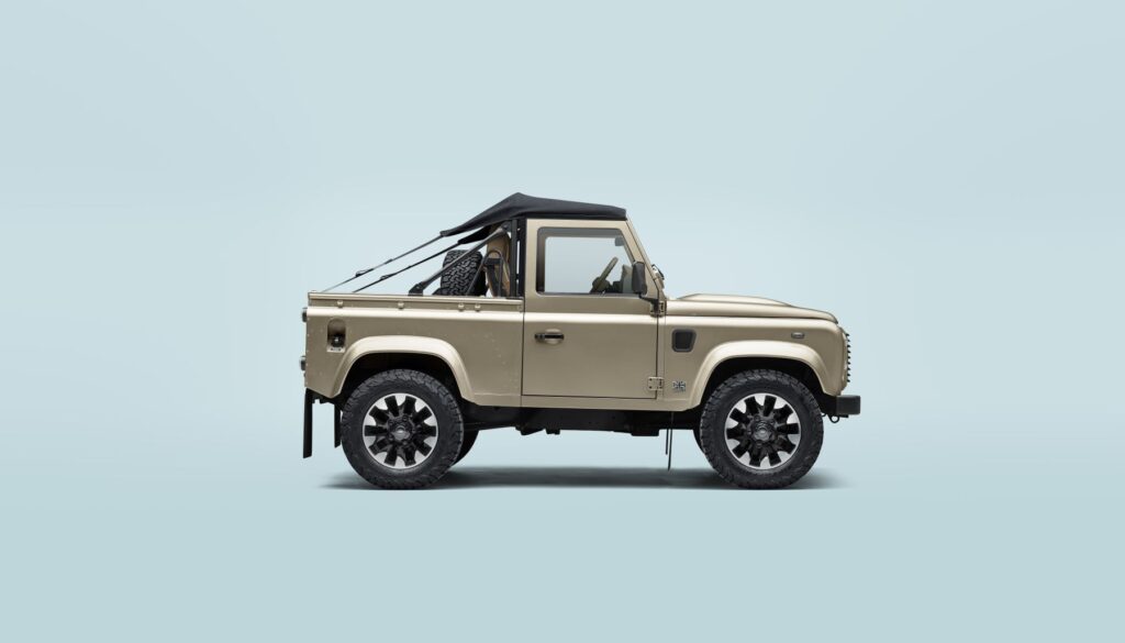 Land Rover Classic Defender V8 Soft Top il ritorno di un’icona off-road di lusso