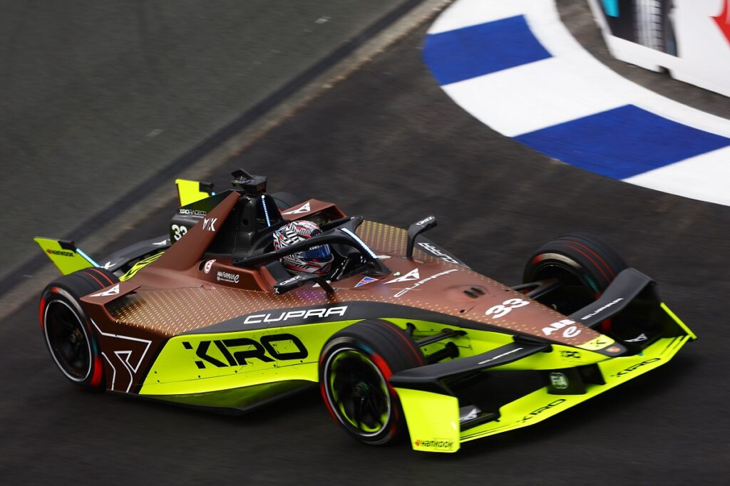 JEDDAH, SAUDI ARABIA - FEBRUARY 15: Dan Ticktum of Great Britain driving the (33) CUPRA KIRO Porsche 99X Electric WCG3 during practice ahead of the Jeddah E-Prix, Round 4 of the 2025 FIA Formula E World Championship at Jeddah Corniche Circuit on February 15, 2025 in Jeddah, Saudi Arabia. (Photo by Joe Portlock/LAT Images)