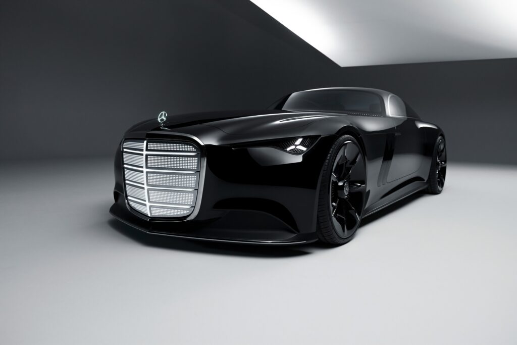 Mercedes-Benz Vision Iconic: Das skulpturale Exterieur in tiefschwarzer Hochglanzlackierung. 
Mercedes-Benz Vision Iconic: The sculptural exterior in deep black high-gloss finish.
